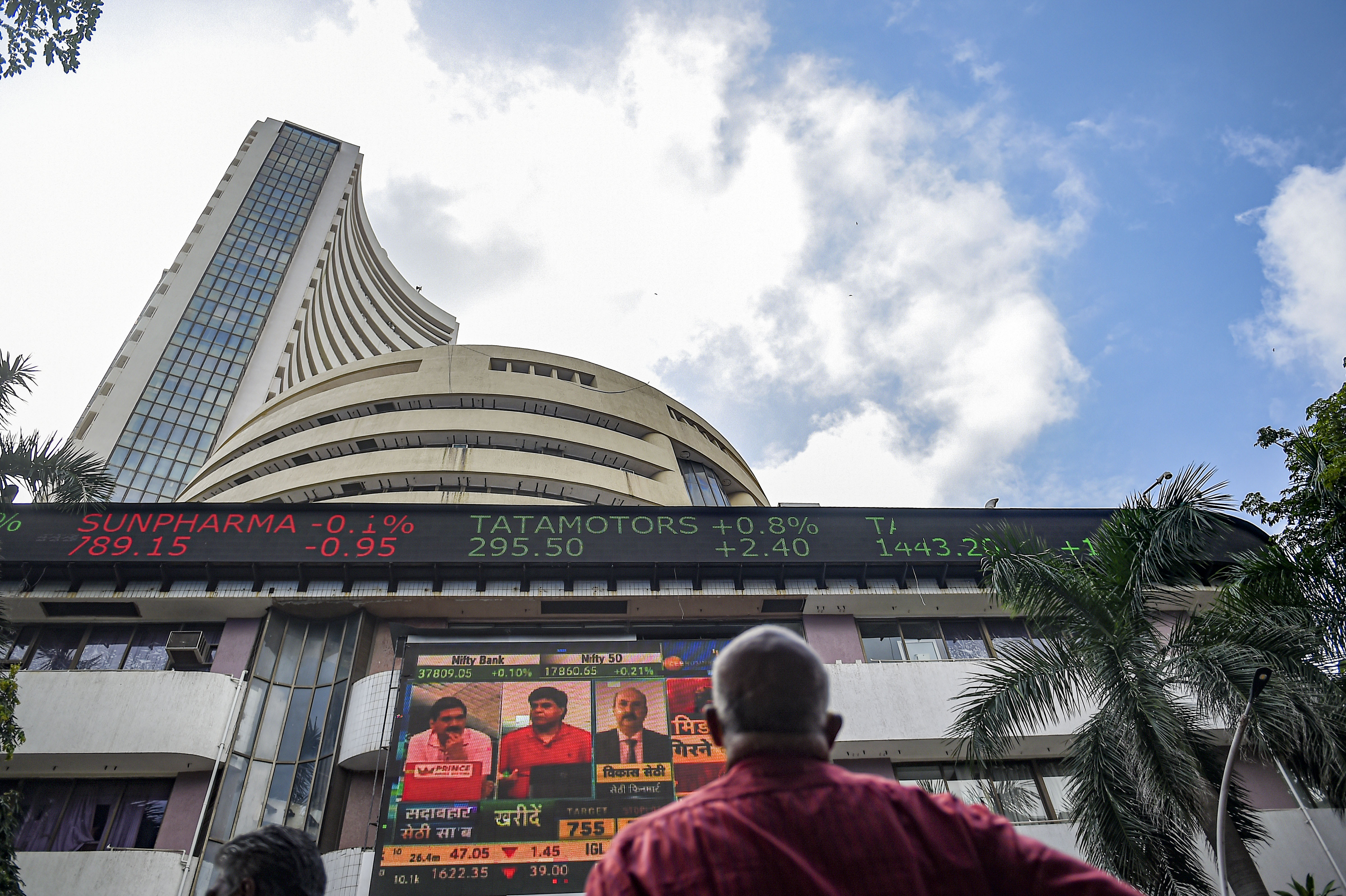 https://salarnews.in/public/uploads/images/newsimages/maannewsimage12052025_152036_SENSEX, STOCK MARKET, BSE BUILDING1.jpg